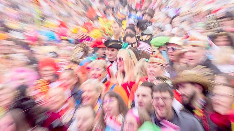 Jecken feiern den Auftakt der Karnevalssession in Köln. Foto: Rolf Vennenbernd/dpa