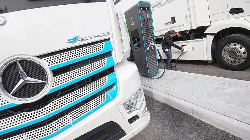 Ein Ladestecker steckt in einem elektrisch angetriebenen Mercedes-Benz eActros des Lastwagenherstellers Daimler Truck. Foto: Marijan Murat/dpa