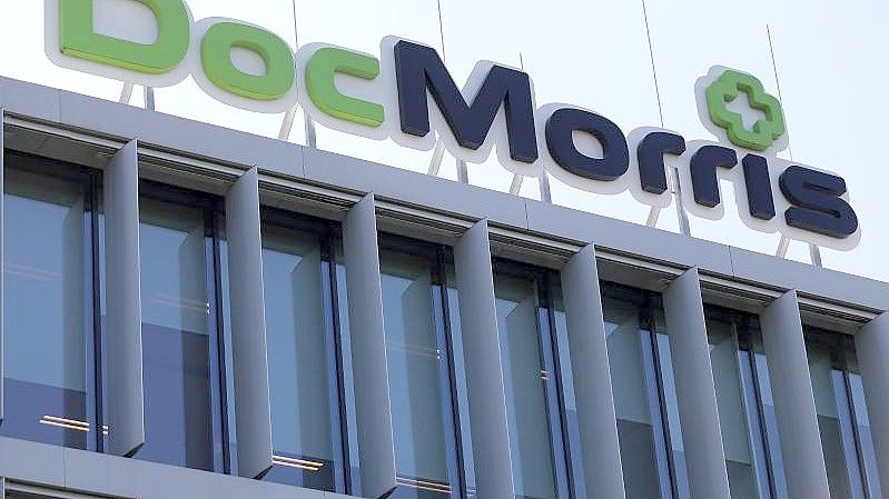 Das Logo der Versandapotheke DocMorris auf dem Dach der Zentrale. Foto: Oliver Berg/dpa