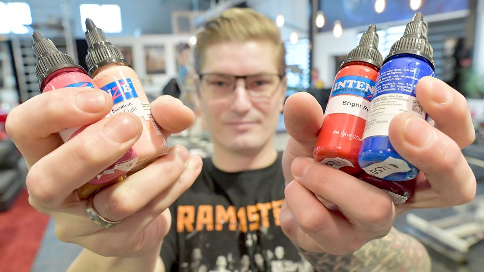 All diese Farben, die Vito Lerbs von "Inkside-Out" in die Kamera hält, entsprechen nicht der angepassten Verordnung. Foto: Ortgies