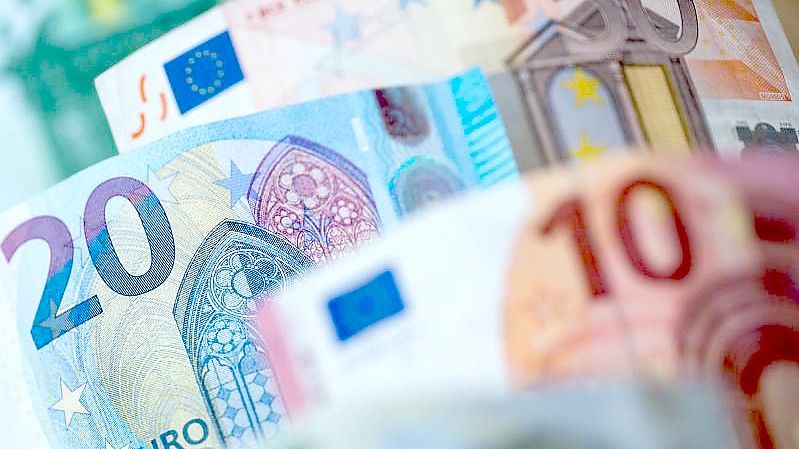 Bis 2025 sollen rund 179 Milliarden Euro mehr in die Kassen fließen als geplant. Foto: Daniel Karmann/dpa