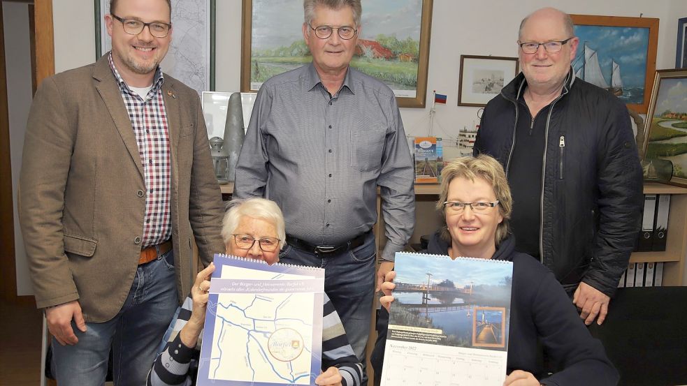 Der neue Kalender 2022 des Bürger- und Heimatvereins Barßel stellten vor (von links, sitzend): Agnes Gohle, Brigitte Hanneken sowie (stehend, von links) Meinhard Lamping, Otto Elsen und Georg Hoffbuhr. Foto: Passmann