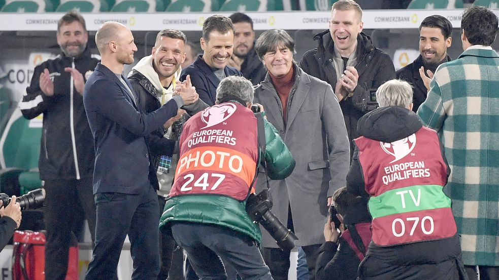 Begleitet von vielen Weltmeistern von 2014 wurde der langjährige Bundestrainer Joachim Löw (Mitte9 beim Spiel der deutschen Fußball-Nationalmannschaft in Wolfsburg gegen Liechtenstein verabschiedet. Foto: imago/Team2