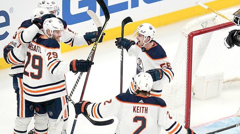 Leon Draisaitl (29) durfte sich mit den Edmonton Oilers erneut über einen Sieg freun. Foto: Charles Krupa/AP/dpa