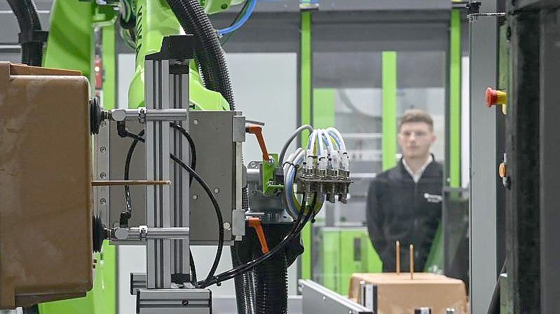 Ein Probebauteil wird von einem Roboter aus einer Spritzgussanlage entnommen. Im Coronajahr 2020 sind die Ausgaben der deutschen Wirtschaft für Forschung und Entwicklung (FuE) erstmals seit sieben Jahren zurückgegangen. Foto: Hendrik Schmidt/dpa-Zentralbild/dpa