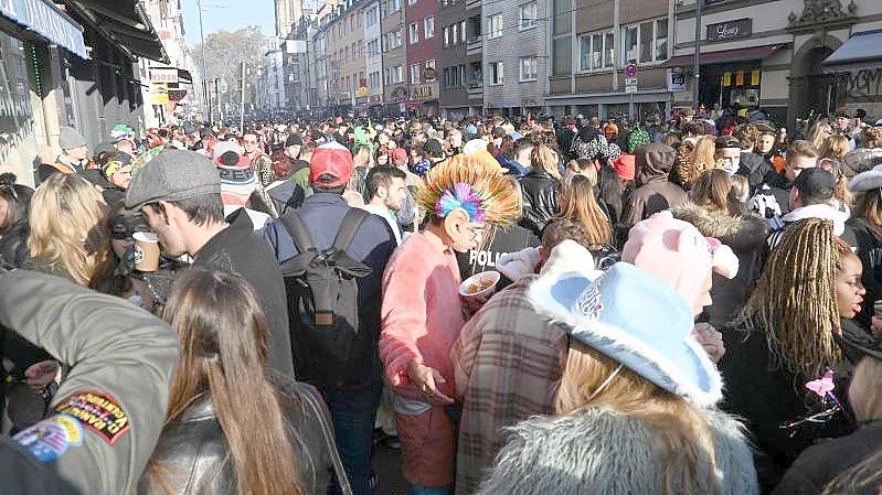 Menschen feiern im 2G-Bereich um den Zülpicher Platz in Köln. Foto: Henning Kaiser/dpa