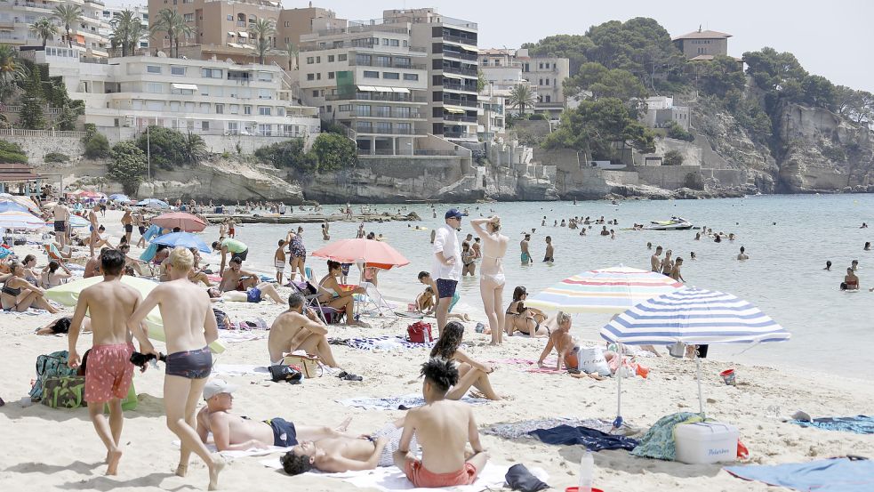 Palma: Einheimische und Touristen kühlen sich im Meer am Strand Cala Major in Palma de Mallorca ab. (Archivfoto August 2021) Foto: Clara Margais/dpa