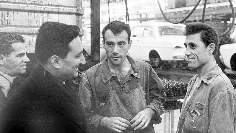 1964 besucht der türkische Außenminister Bülent Ecevit Köln. Im Ford-Werk spricht er mit Landsleuten. Foto: DPA