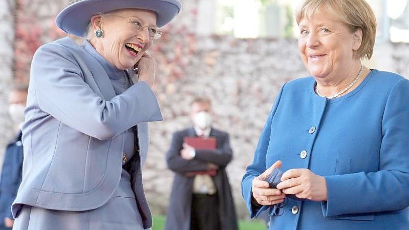 Die geschäftsführende Bundeskanzlerin Angela Merkel (CDU, r) begrüßt Königin Margrethe II. von Dänemark vor dem Kanzleramt. Foto: Kay Nietfeld/dpa