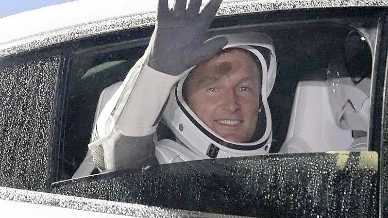 Der deutsche Astronaut Matthias Maurer winkt auf dem Weg zur Startrampe. Foto: John Raoux/AP/dpa