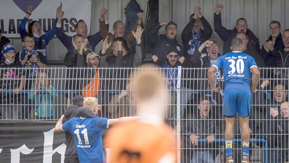 Sechs Spiele, 16 Punkte: Kickers Emden ist eine Heimmacht. Beim letzten Spiel im Ostfrieslandstadion feierten Darlin van der Werff (auf dem Zaun) und Co. einen 5:2-Sieg gegen den VfL Oldenburg. Foto: Doden