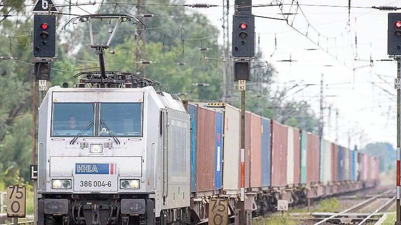 Ein von einer E-Lok der Hamburger Hafen und Logistik AG (HHLA) gezogener Güterzug passiert den Bahnhof des Dorfes Priort in der Gemeinde Wustermark in Brandenburg. Foto: Soeren Stache/dpa-Zentralbild/dpa