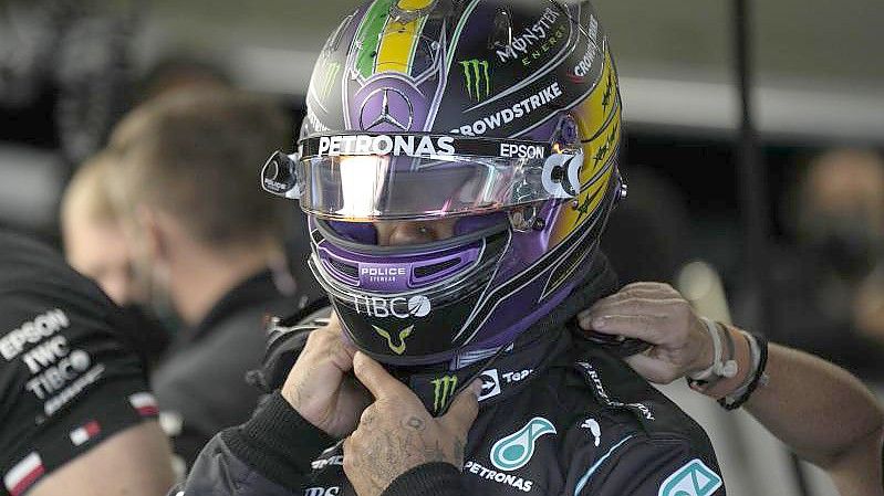 Der britische Mercedes-Pilot Lewis Hamilton bereitet sich vor. Foto: Marcelo Chello/AP/dpa