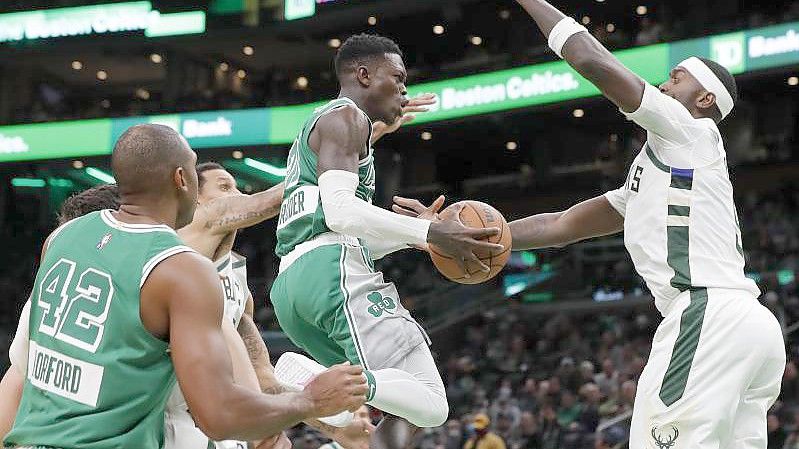 Dennis Schröder (M) überragte bei den Boston Celtics. Foto: Michael Dwyer/AP/dpa