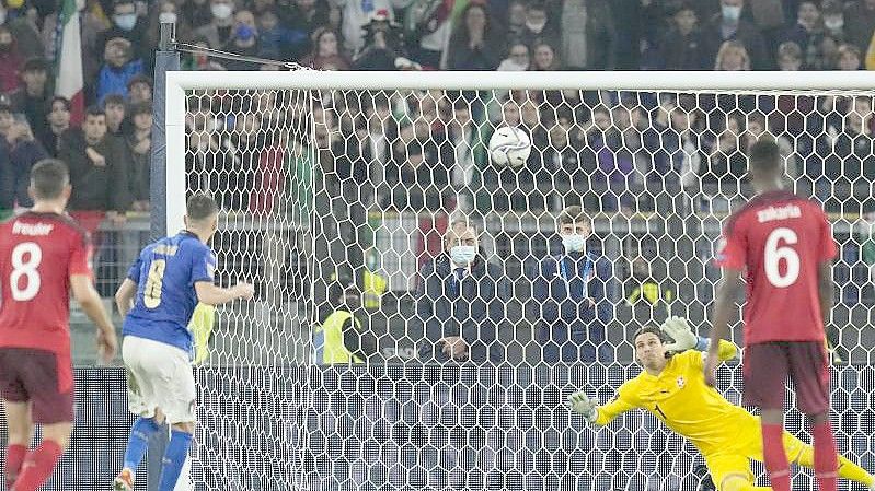 Der Italiener Jorginho (2.v.l) verschoss einen Elfmeter. Foto: Gregorio Borgia/AP/dpa