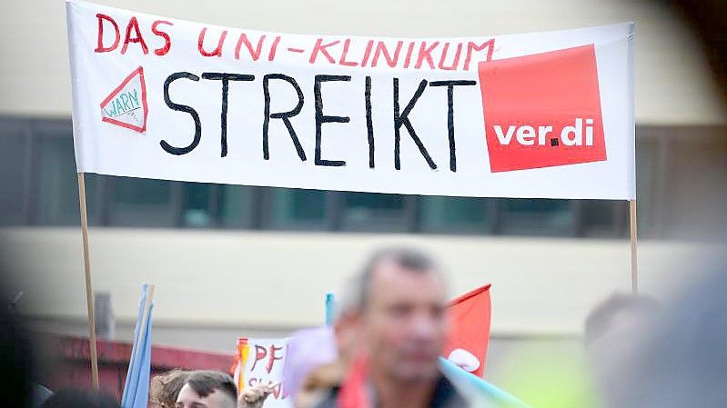 Mitten in der sich zuspitzenden Corona-Lage will Verdi die Warnstreiks an Universitätskliniken deutlich ausweiten. Foto: Uwe Anspach/dpa