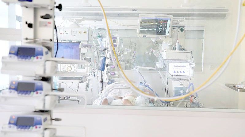 Ein Patient im Krankenzimmer einer Covid-19-Intensivstation in Thüringen. Foto: Bodo Schackow/dpa-zentralbild/dpa