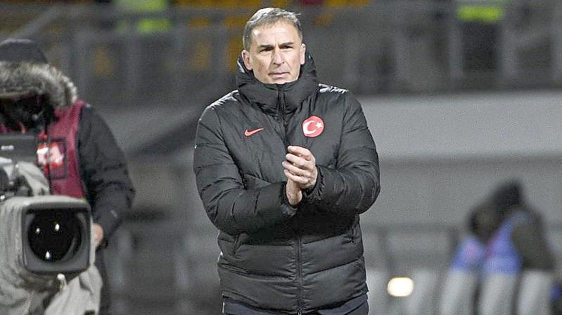 Stefan Kuntz, Trainer der Türkei, verfolgt das Spiel seiner Mannschaft am Spielfeldrand. Foto: Roman Koksarov/AP/dpa