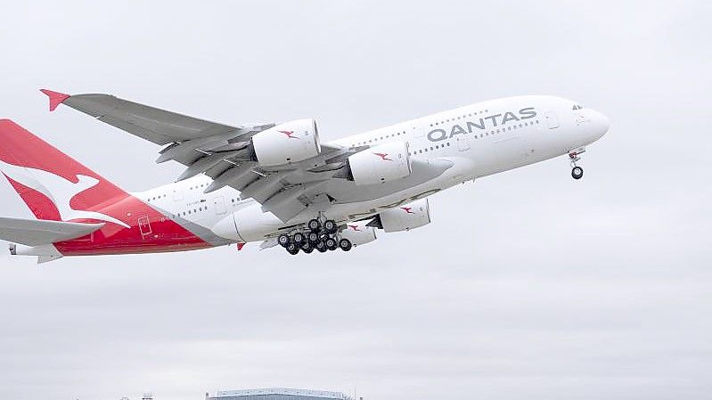 Ein Airbus A380 von Qantas Airways startet vom Flughafen Dresden. Foto: Sebastian Kahnert/dpa-Zentralbild/dpa