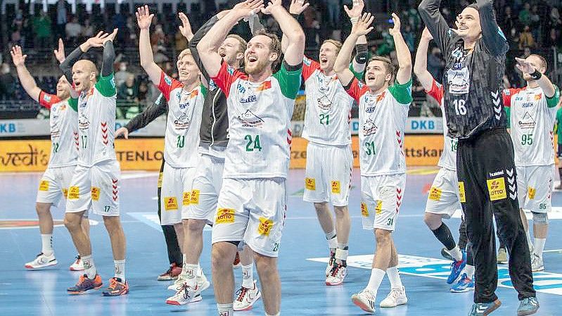 Die Spieler des SC Magdeburg feiern ihren Sieg in Berlin. Foto: Andreas Gora/dpa