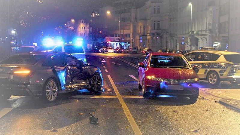 Bei einem mutmaßlichen Rennen hat ein Autofahrer in Aachen einen Zusammenstoß verursacht, bei dem vier Menschen verletzt wurden. Foto: ---/Polizei Aachen/dpa
