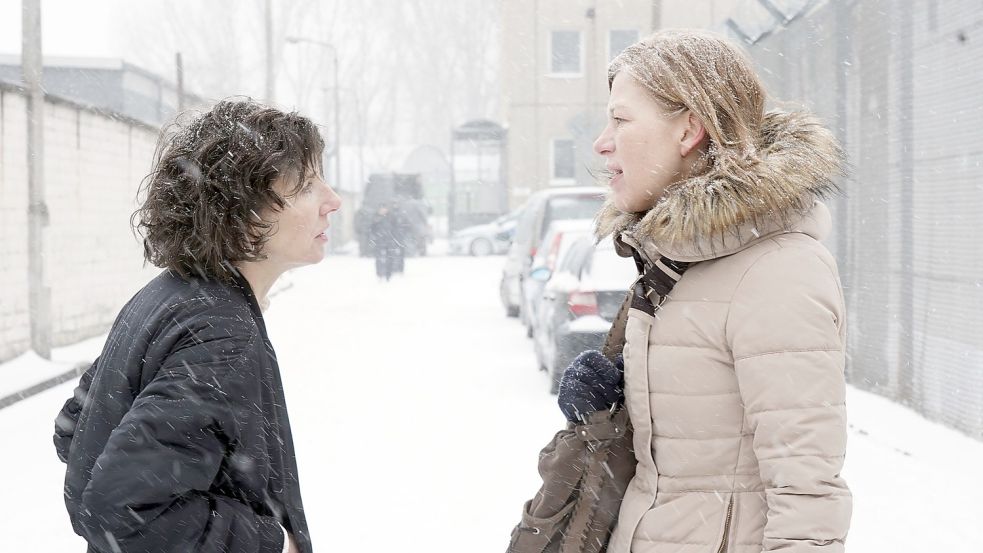 Zentrale Figuren in einem starken Film: Nina Rubin (Meret Becker) passt die Streifenzpolizistin Doris Ziegler (Jule Böwe) nach dem Besuch ihres Sohnes in der U-Haft ab. Foto: rbb/ARD Degeto/Aki Pfeiffer