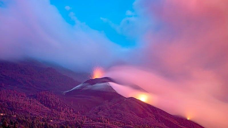 Asche- und Lavawolken kommen aus dem Vulkan Cumbre Vieja. Foto: Kike Rincón/EUROPA PRESS/dpa