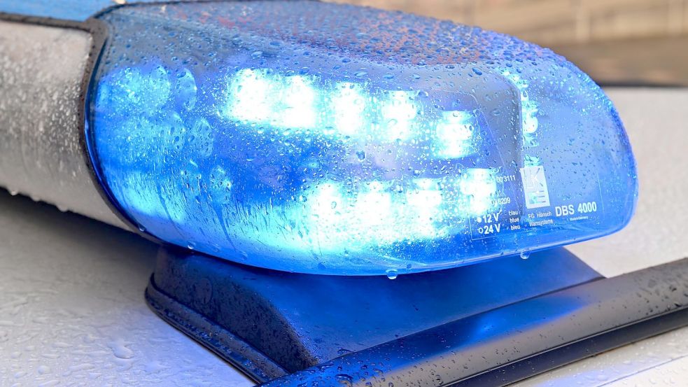 Nach dem Unfall auf der Bürgermeister-Smidt-Brücke in Bremen brachte ein Rettungswagen Fahrer und Beifahrerin in ein Krankenhaus. Foto: Symbolfoto: Carsten Rehder/dpa