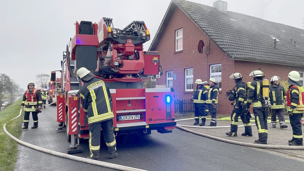 Die Feuerwehr war am Sonnabend an der 2. Südwieke in Rhauderfehn im Einsatz. Foto: Hellmers