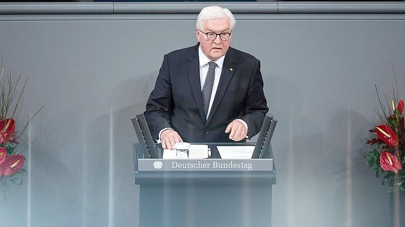 Bundespräsident Frank-Walter Steinmeier spricht bei der zentralen Gedenkstunde zum Volkstrauertag des Volksbundes Deutsche Kriegsgräberfürsorge im Deutschen Bundestag. Foto: Bernd von Jutrczenka/dpa