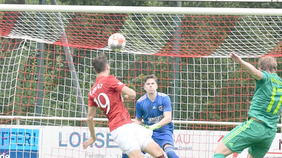 Gleich viermal traf TuRa Westrhauderfehn am Sonntag in die Maschen. Hier ist Max Möhlmann bei einem Kopfball aus dem Hinspiel zu sehen. Foto: Damm