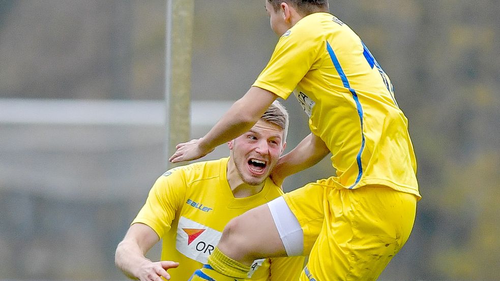 Steffen Busemann (links) erzielte das zwischenzeitliche 1:0 für Germania und wurde von seinen Mitspielern überschwänglich gefeiert. Fotos: Ortgies