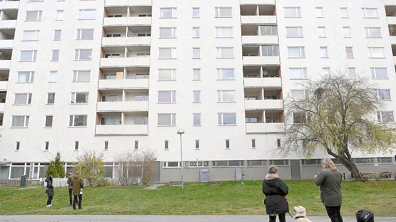 Ein Wohnblock in Hässelby: Die Polizei vermutet, dass die Kinder aus großer Höhe gefallen sind. Foto: Fredrik Sandberg/TT News Agency/AP/dpa