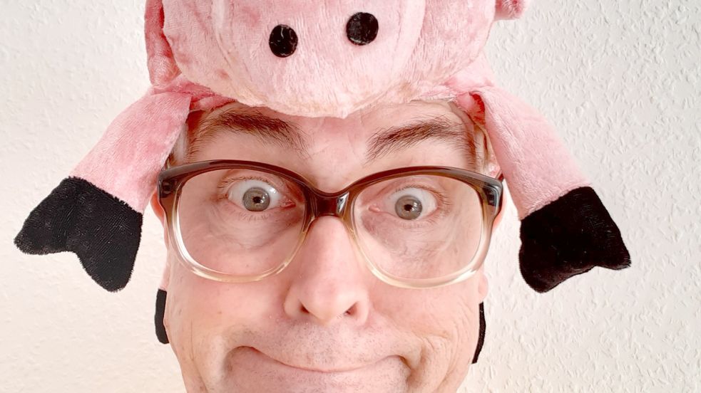 In seinem Kabarettprogramm "von Klaus Finsterhölzl aufs Korn genommen" tritt der Ramsloher Schulleiter in verschiedenen Rollen auf. Fotos (3): privat