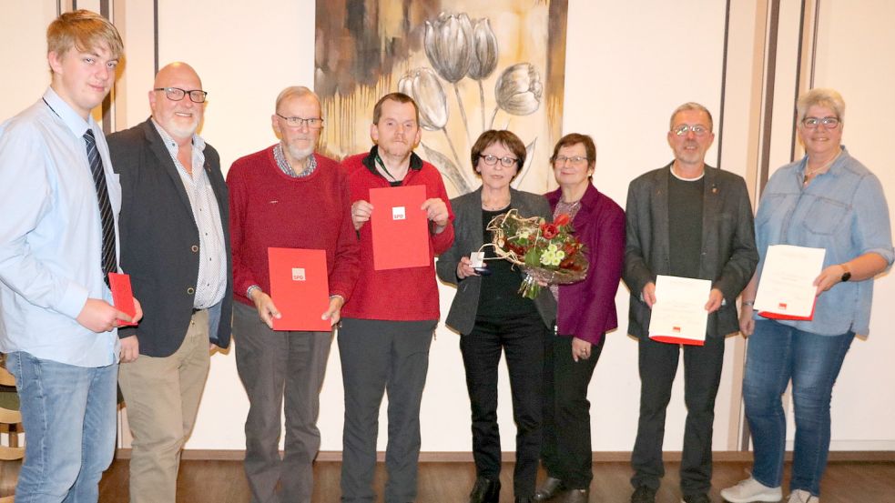 Ehrungen bei der SPD in Barßel (von links): René Kreyenborg, Hartmut Wrede, Heinz Hinderks, Matthias Trzaskaz, Ursula Nüdling, Renate Geuter, Heino Willhaus und Gunda Schröder. Foto: Privat