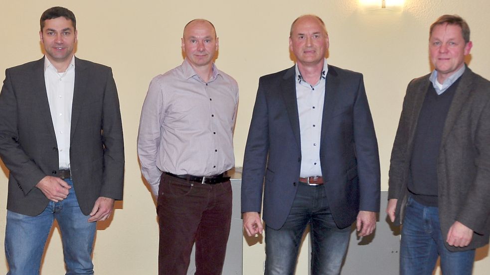 Udo Dänekas (Zweiter von rechts) bleibt Bürgermeister in Nortmoor. Zur 1. stellvertretenden Bürgermeisterin wurde Christa van Rüschen (nicht im Bild) und zum 2. Stellvertreter wurde Helmut Buß (Zweiter von links) gewählt. Verwaltungsvertreter ist Ralf Möhlmann (rechts). Samtgemeindebürgermeister Christoph Busboom gratulierte. Foto: Wolters