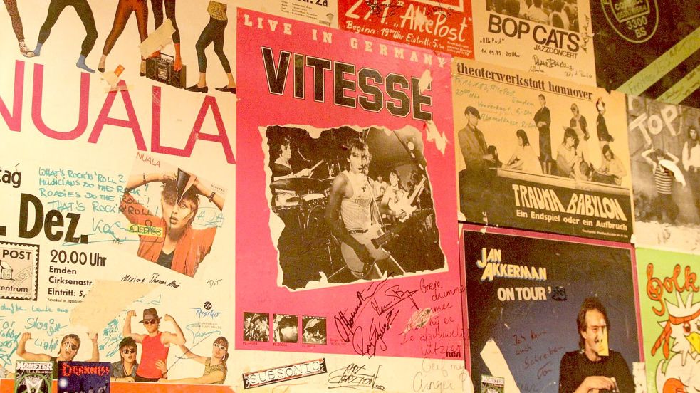 An einer Posterwand in der Alten Post erinnert dieses von Carl Carlton signierte Plakat an ein Konzert Anfang der 80er-Jahre in Emden. Foto: Päschel