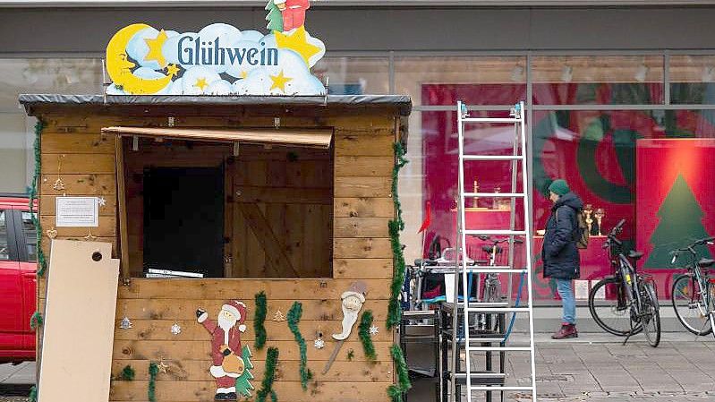 Ein Glühweinstand wird auf dem Weihnachtsmarkt am Rotkreuzplatz in München aufgebaut. Auf den Christkindlmarkt müssen die Menschen aber verzichten. Foto: Sven Hoppe/dpa