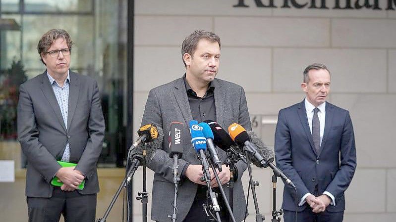 SPD-Generalsekretär Lars Klingbeil (M), Grünen-Bundesgeschäftsführer Michael Kellner (l) und FDP-Generalsekretär Volker Wissing geben am Rande der Koalitionsverhandlungen in Berlin ein Pressestatement ab. Foto: Kay Nietfeld/dpa