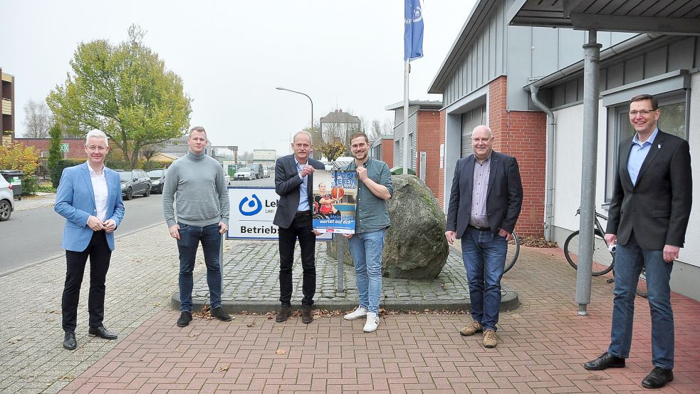 Beim Projekt „Sport für alle im Landkreis Leer“ geht es weiter voran. Das Foto zeigt (von links) Landrat Matthias Groote, René Herbers (Inklusionsbeauftragter des Landkreises), Jörg Kromminga (Vorsitzender des Kreissportbundes Leer), Sportkoordinator Jonas Jasper, Frank Schüür (Vorstandsmitglied der Lebenshilfe Leer und Sachgebietsleiter beim Amt für Teilhabe und Soziales) und Erwin Koops (Geschäftsführer der Lebenshilfe Leer). Foto: Wolters