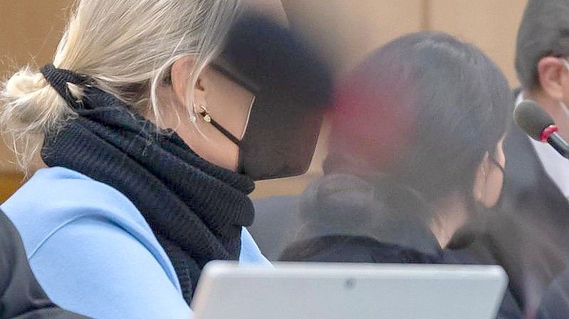 Die Angeklagten Polizistinnen im Gerichtssaal. Foto: Bernd Thissen/dpa