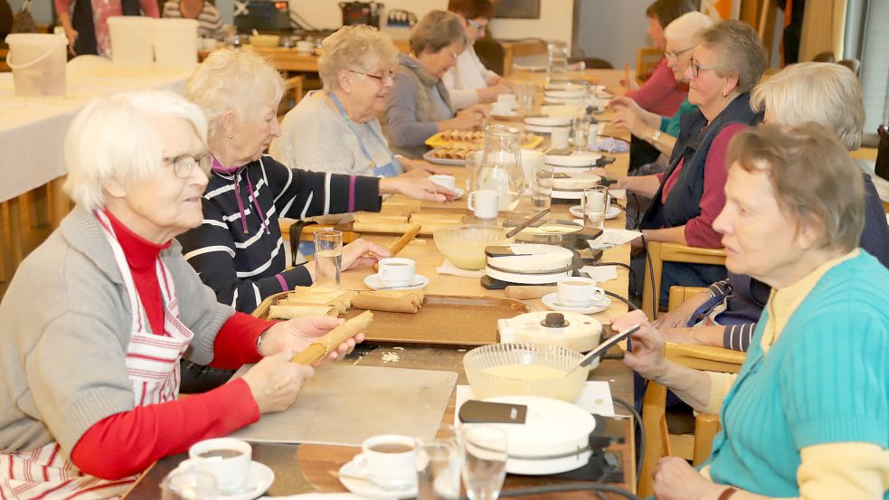 Das Eisen glüht beim Backen der Neujahreskuchen im Barßeler Pfarrheim. Die Frauen hatten alle Hände voll zu tun. Foto: Passmann