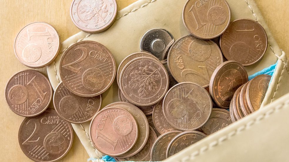 Kleingeld in Form von 1 und 2 Euro-Cent-Münzen sind in einer Geldbörse zu sehen. Die Zahl überschuldeter Personen ist im Landkreis Cloppenburg rückläufig. Dennoch gibt es weiterhin viele Menschen, die ihre Rechnungen nicht mehr bezahlen können. Foto: Pleul/dpa