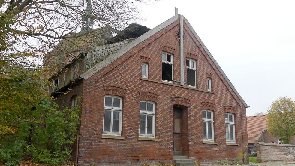 Immer wieder werden Festerscheiben eingeworfen und müssen provisorisch mit Holzbretter vernagelt werden – kein schöner Anblick. Foto: Gettkowski