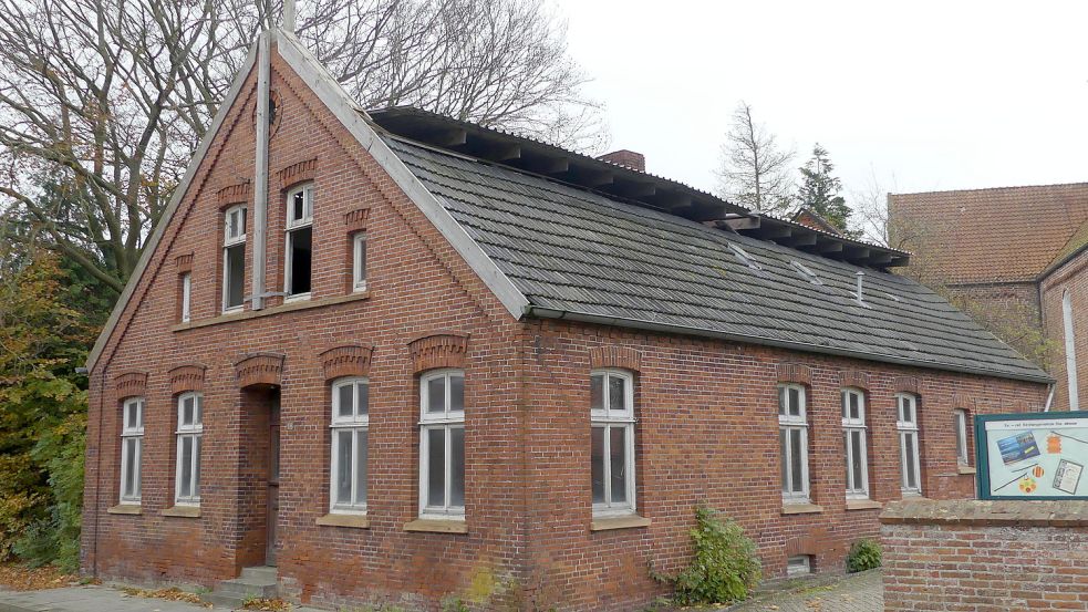 Um das Gebäudeinnere vor weiteren Schäden zu schützen, wurde das Dach provisorisch abgedeckt. Foto: GettkowskiAu