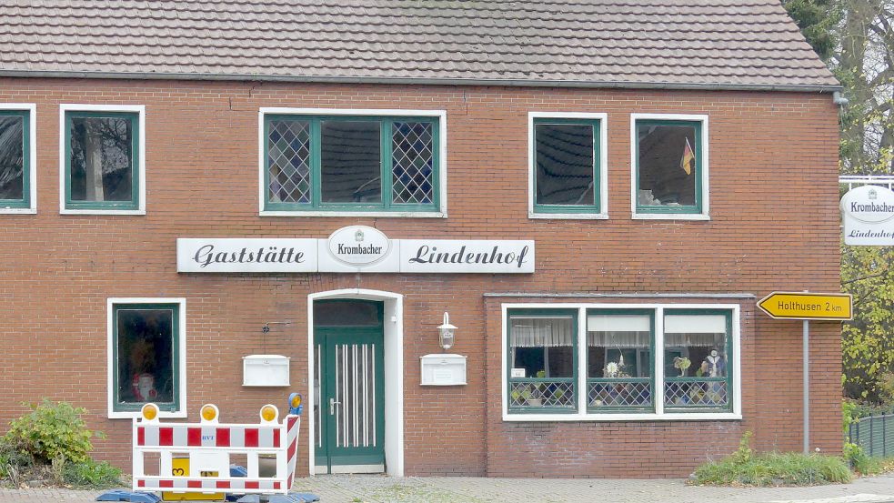 Auch die ehemalige Gaststätte Lindenhof soll saniert werden. In den vergangenen Wochen wurde dort offenbar aber nicht gearbeitet. Foto: Gettkowski