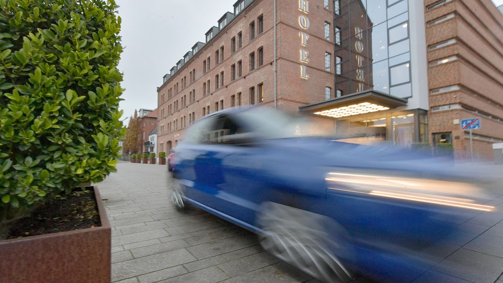Einige Autofahrer umkreisen die Leeraner Innenstadt immer wieder. Die Ledastraße wird besonders gern genutzt. Foto: Ortgies