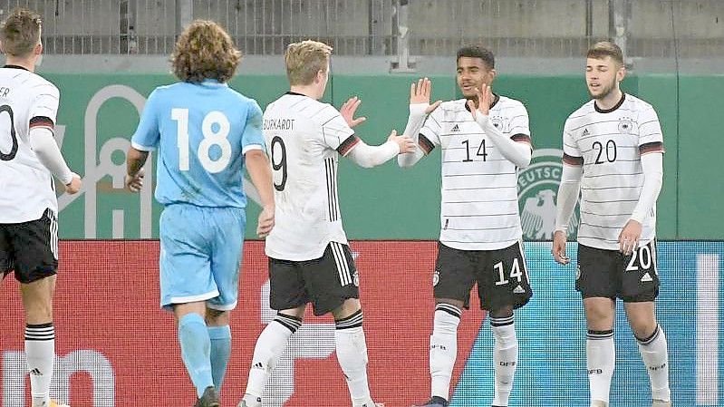Deutschlands U21 feierte einen klaren Sieg gegen San Marino. Foto: Matthias Balk/dpa