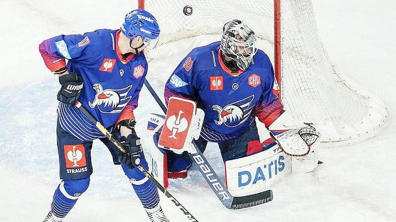 Zehnmal schlug der Puck im Adler-Tor gegen Frölunda ein. Foto: Uwe Anspach/dpa