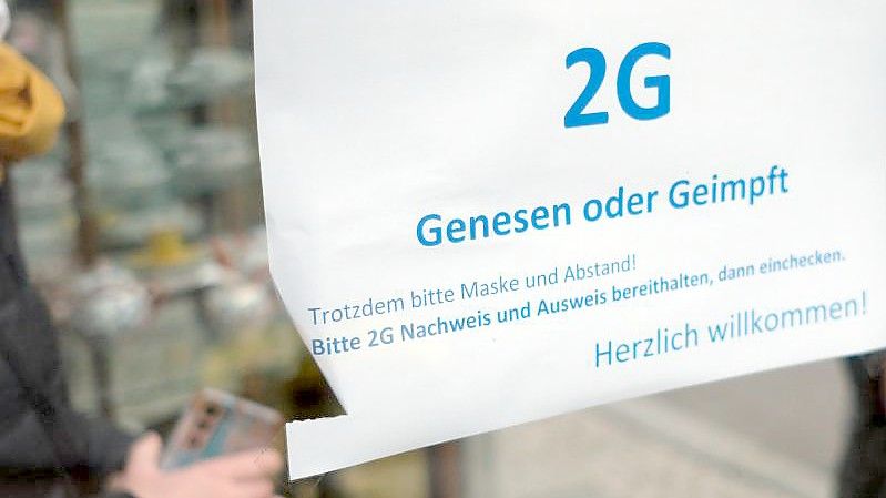 In diesem Café in Leipzig gilt die 2G-Regel. Foto: Sebastian Willnow/dpa